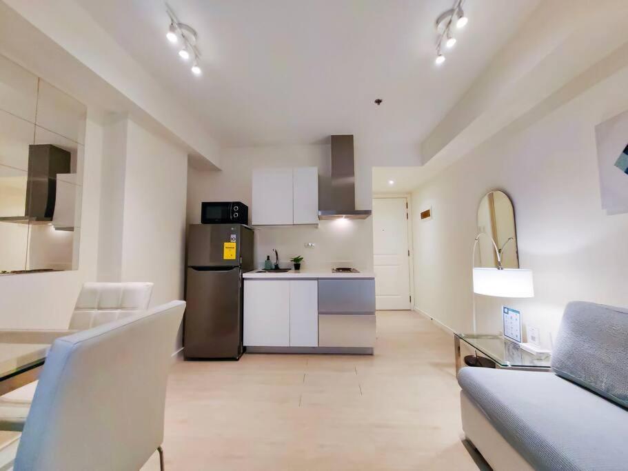 Apartment 1br Condotel Azure Urban Near Airport - 14f #az03