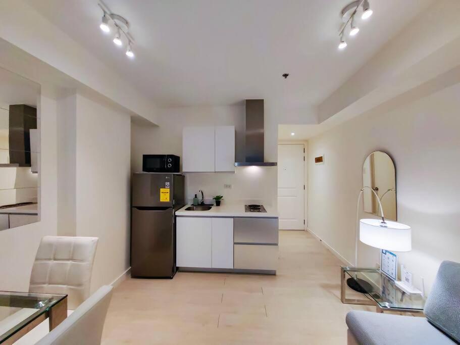 Apartment 1br Condotel Azure Urban Near Airport - 14f #az03 Manila