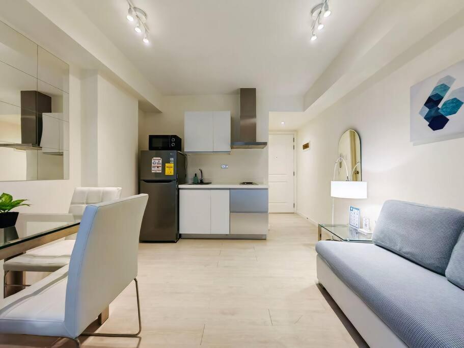 Apartment 1br Condotel Azure Urban Near Airport - 14f #az03 Manila