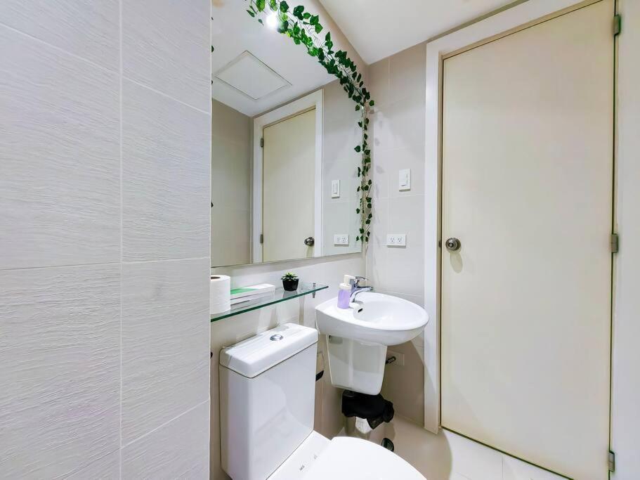 Apartment 1br Condotel Azure Urban Near Airport - 14f #az03 *