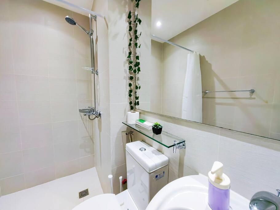 Apartment 1br Condotel Azure Urban Near Airport - 14f #az03 Manila
