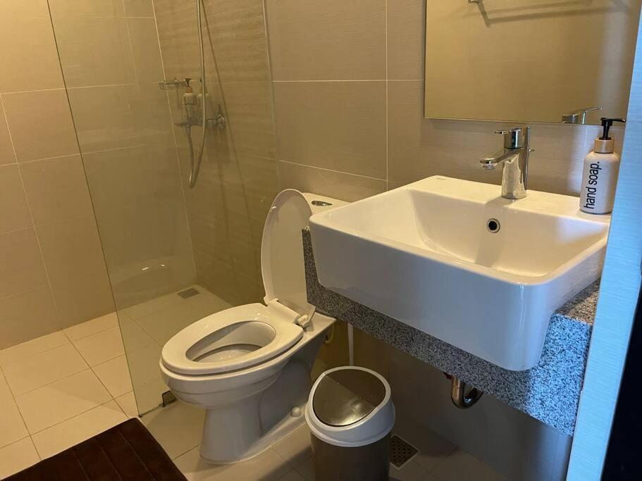 Tropical 1br Uptown Parksuites Bgc, 200mbps Smart Tv