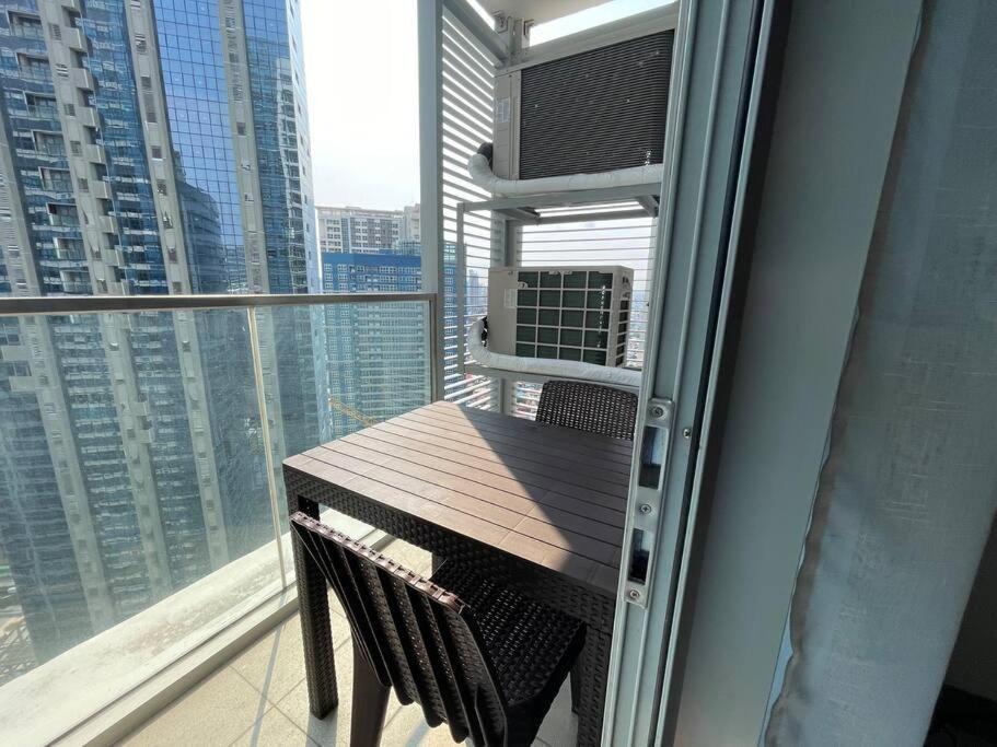 Tropical 1br Uptown Parksuites Bgc, 200mbps Smart Tv Manila