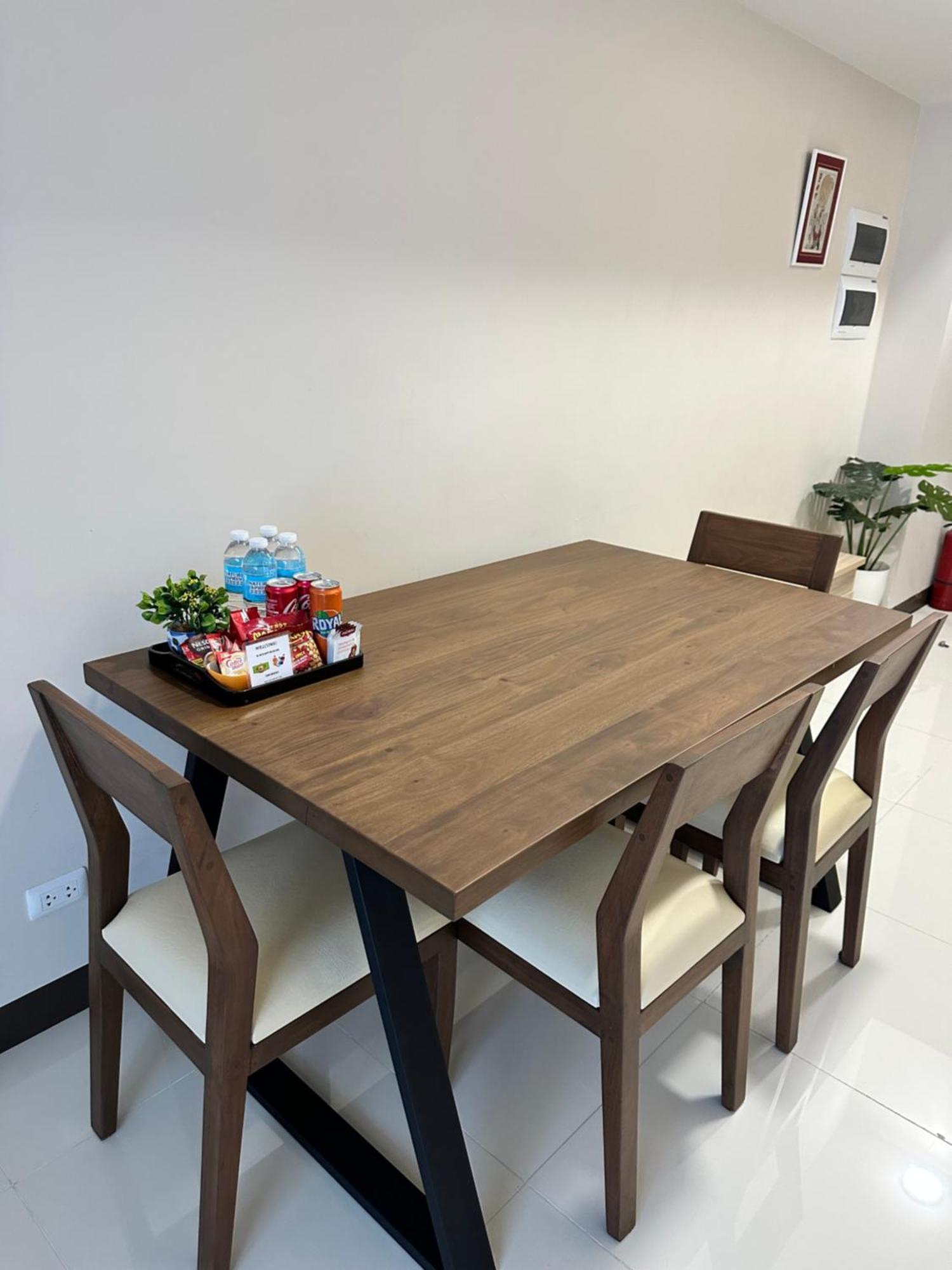 1 Bedroom Uptown Parksuites Bgc, High Floor, Morning Sun Apartment