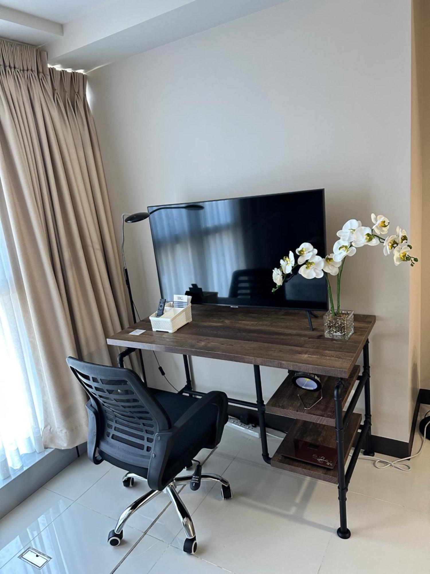 1 Bedroom Uptown Parksuites Bgc, High Floor, Morning Sun Apartment Manila