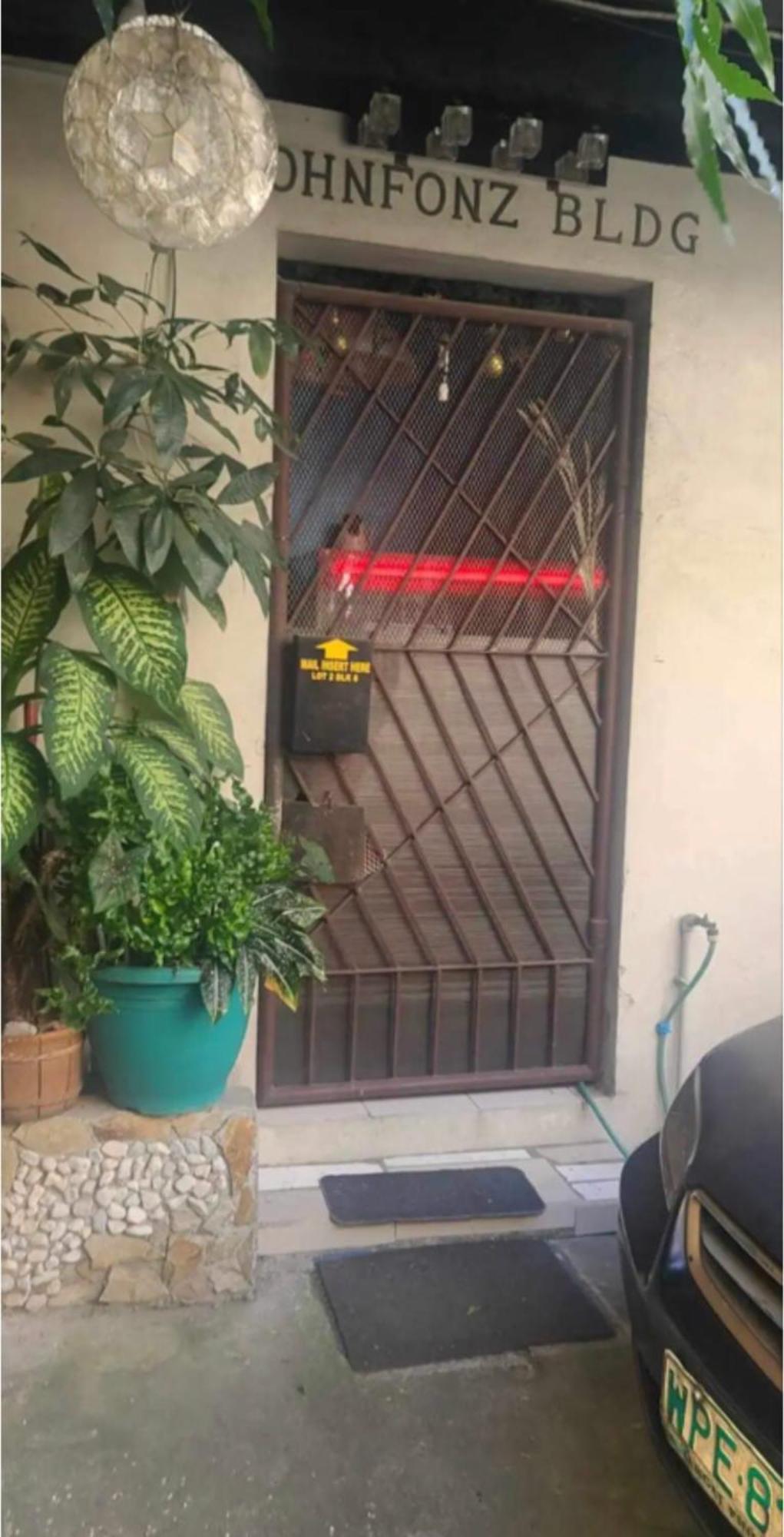 Homestay Budget Staycation Johnfonz Building Aircondition *