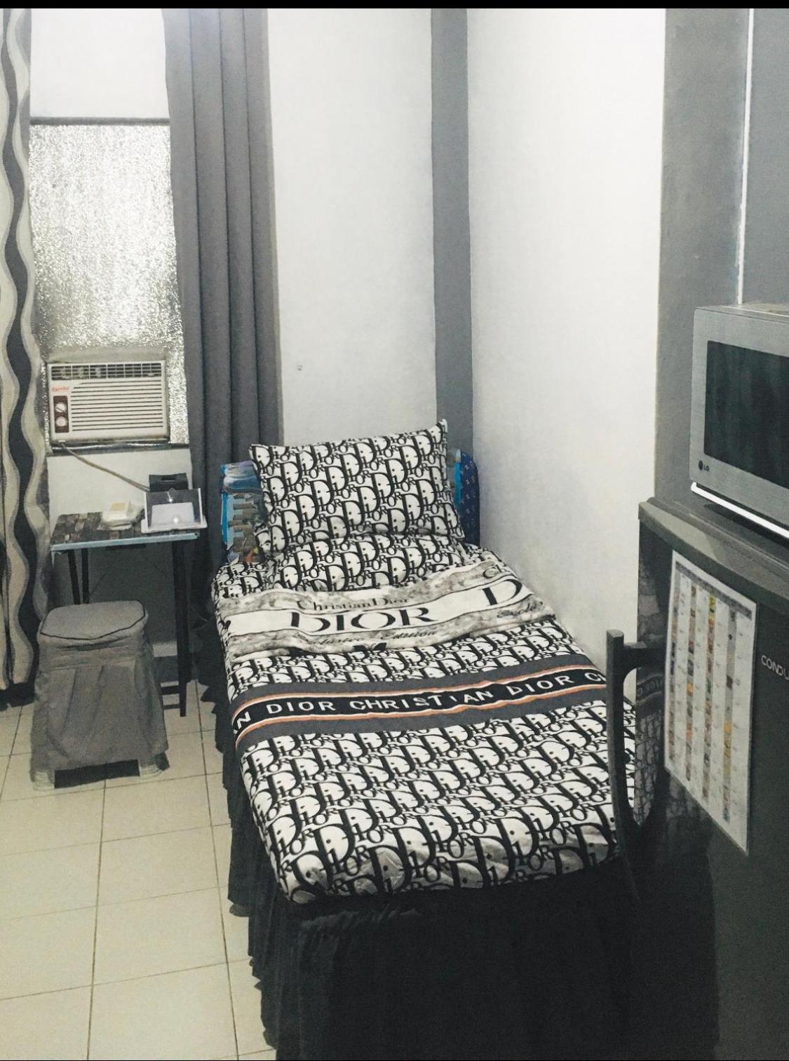 Budget Staycation Johnfonz Building Aircondition * Manila