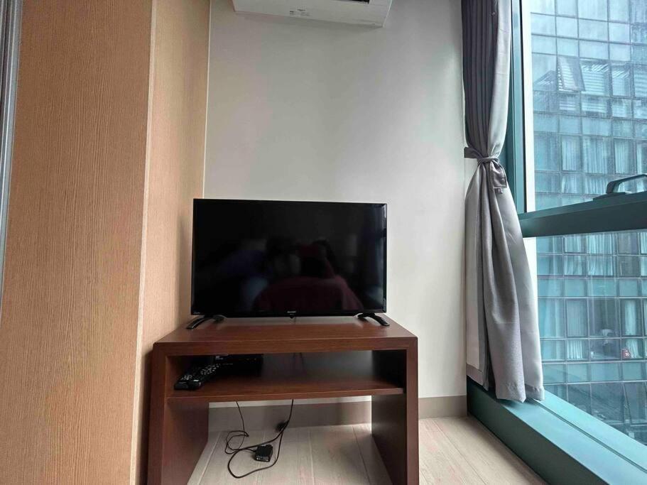 1-bedroom Glass View Beside Grand Hyatt Bgc