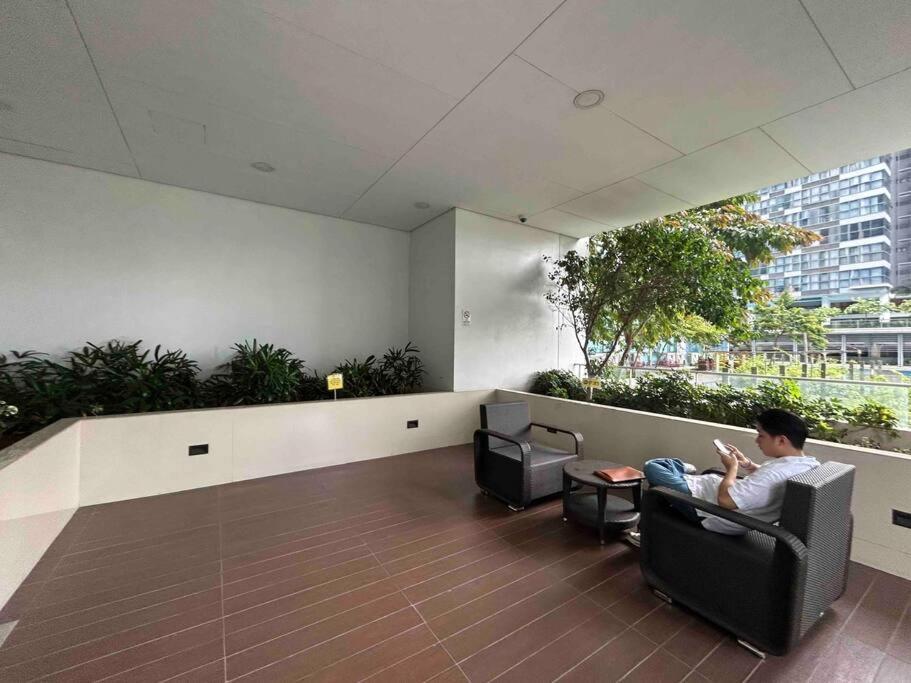 1-bedroom Glass View Beside Grand Hyatt Bgc Apartment *