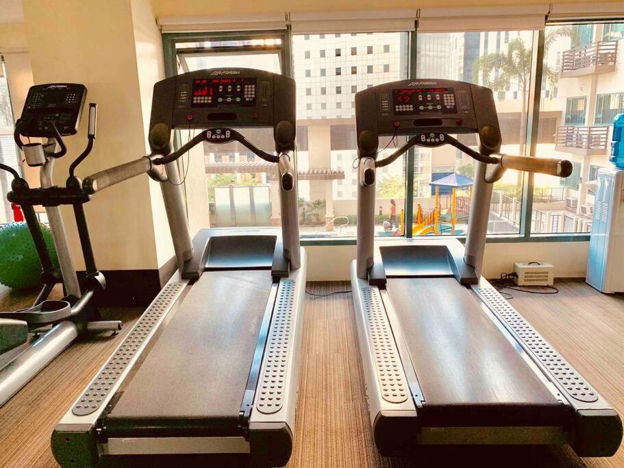 Apartment Staycation Between St Lukes & Shangrila The