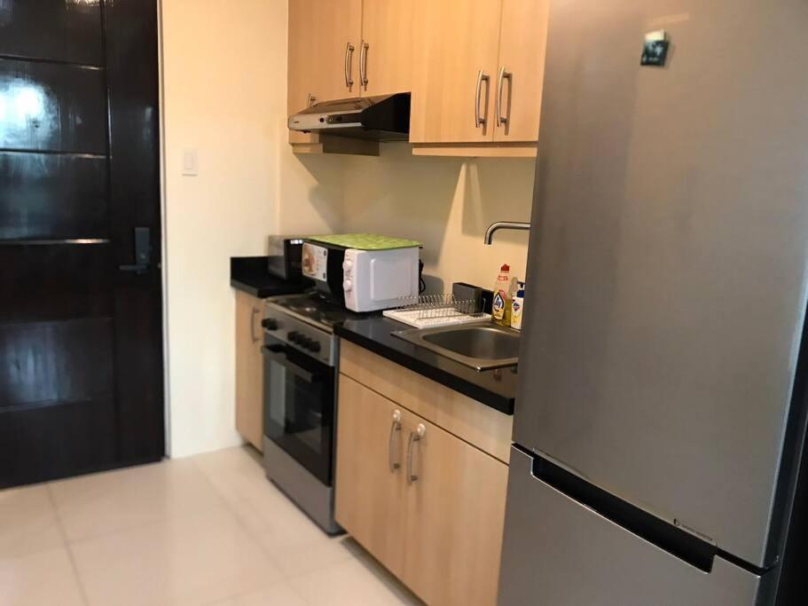 Cozy View Bgc Staycation Apartment *