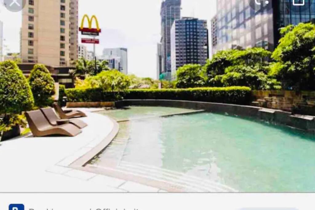Cozy View Bgc Staycation Apartment