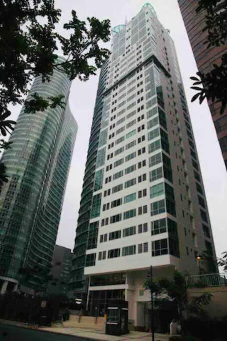 Cozy View Bgc Staycation *