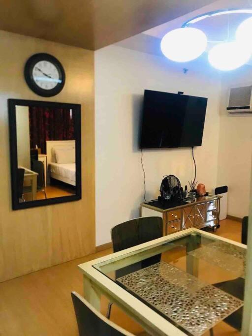 Bgc Hotel-like Staycation/workcation With A View Apartment *