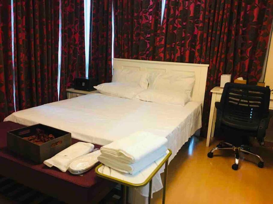 Bgc Hotel-like Staycation/workcation With A View Apartment