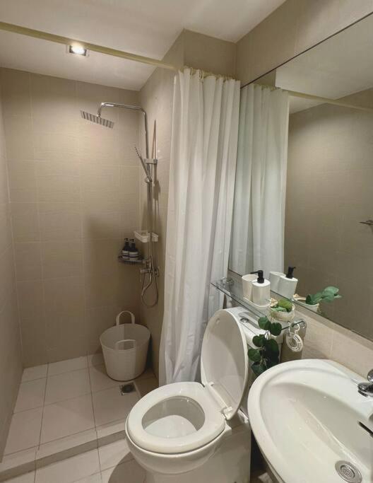2br With Wifi, Pool, & Smart Tv, Near Naia Manila