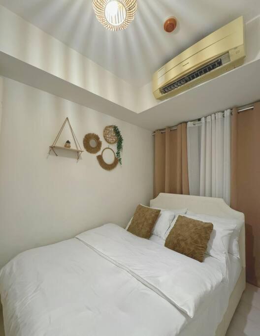 Apartment 2br With Wifi, Pool, & Smart Tv, Near Naia Manila