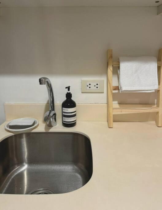 2br With Wifi, Pool, & Smart Tv, Near Naia Apartment Manila