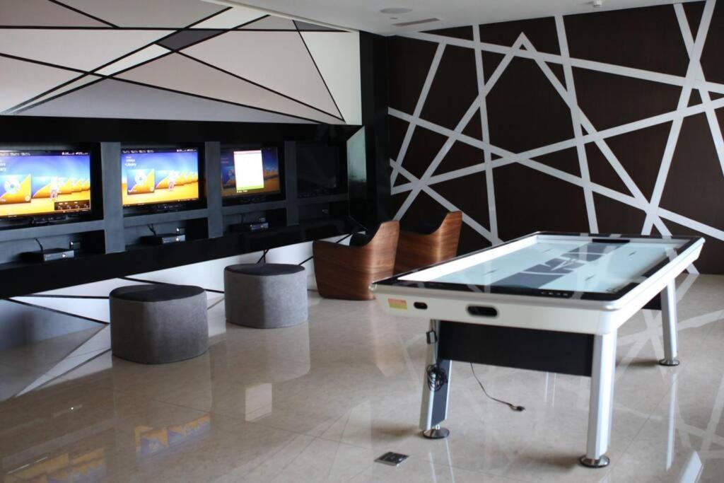 Apartment 2br With Wifi, Pool, & Smart Tv, Near Naia Manila