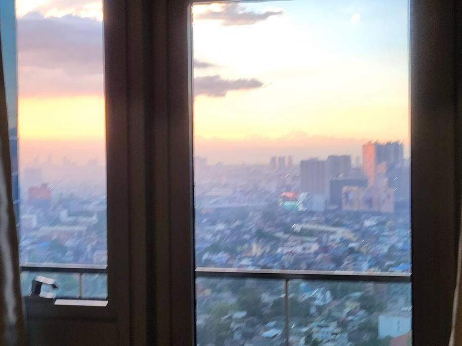 Bgc Uptown Parksuites King Bed With Balcony Sunset And View