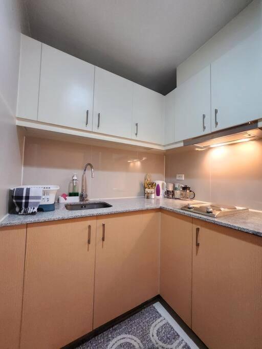 Bgc Uptown Parksuites King Bed With Balcony Sunset And View Manila