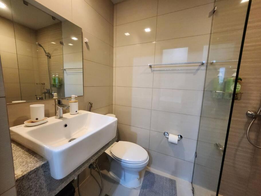 Bgc Uptown Parksuites King Bed With Balcony Sunset And View Apartment Manila