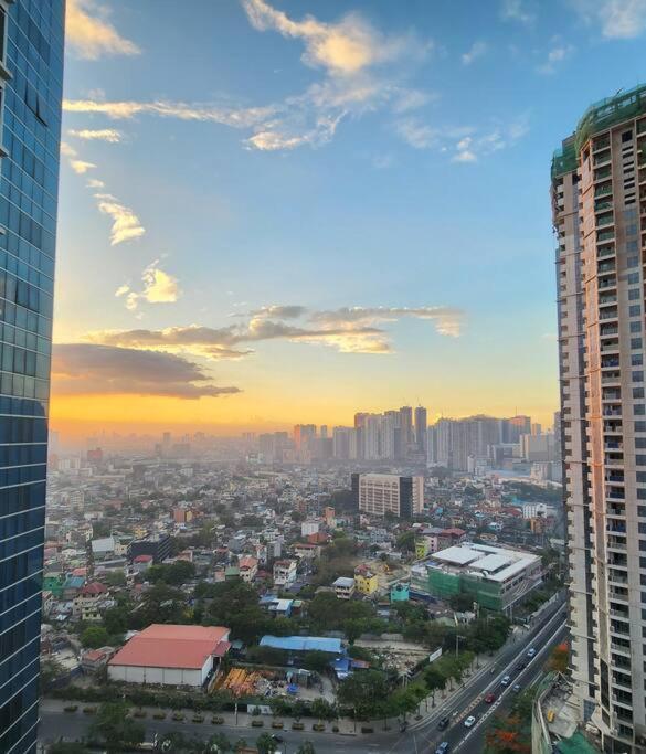 Bgc Uptown Parksuites King Bed With Balcony Sunset And View Manila