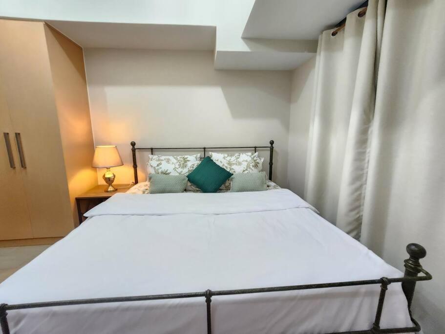 Bgc Uptown Parksuites King Bed With Balcony Sunset And View