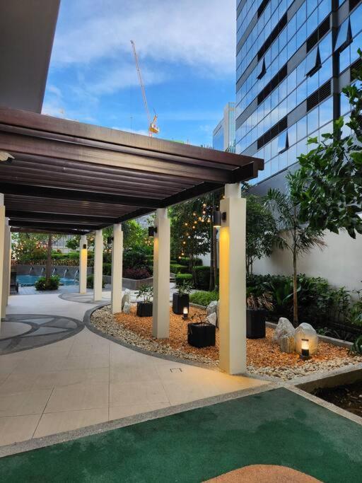 Bgc Uptown Parksuites King Bed With Balcony Sunset And View Apartment
