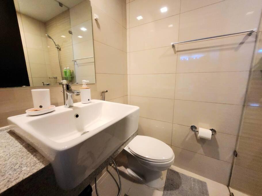 Bgc Uptown Parksuites King Bed With Balcony Sunset And View Apartment Manila