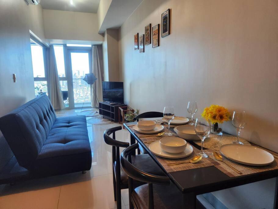 Bgc Uptown Parksuites King Bed With Balcony Sunset And View Apartment