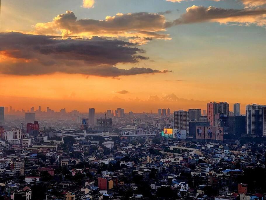 Bgc Uptown Parksuites King Bed With Balcony Sunset And View Apartment Manila