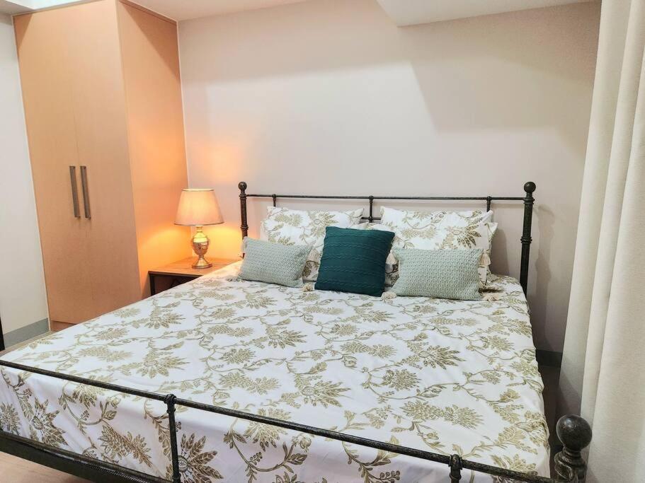Bgc Uptown Parksuites King Bed With Balcony Sunset And View *
