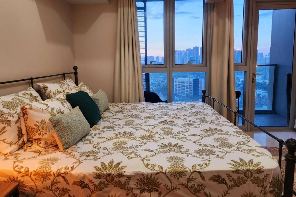 Apartment Bgc Uptown Parksuites King Bed With Balcony Sunset And View Manila