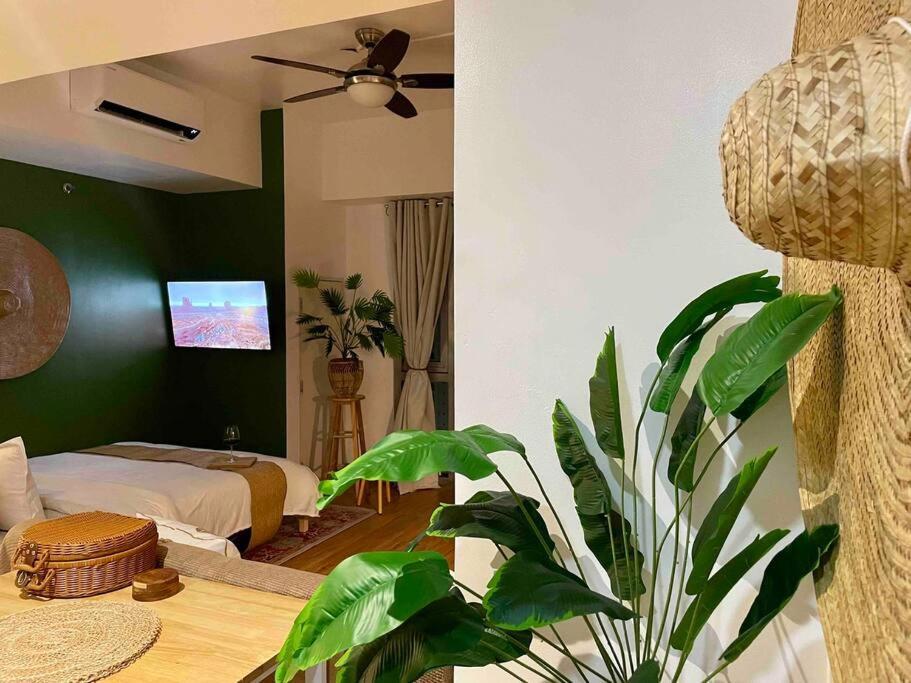 Tarzan In The City! In Avant Bgc Parking With Fee Apartment Manila