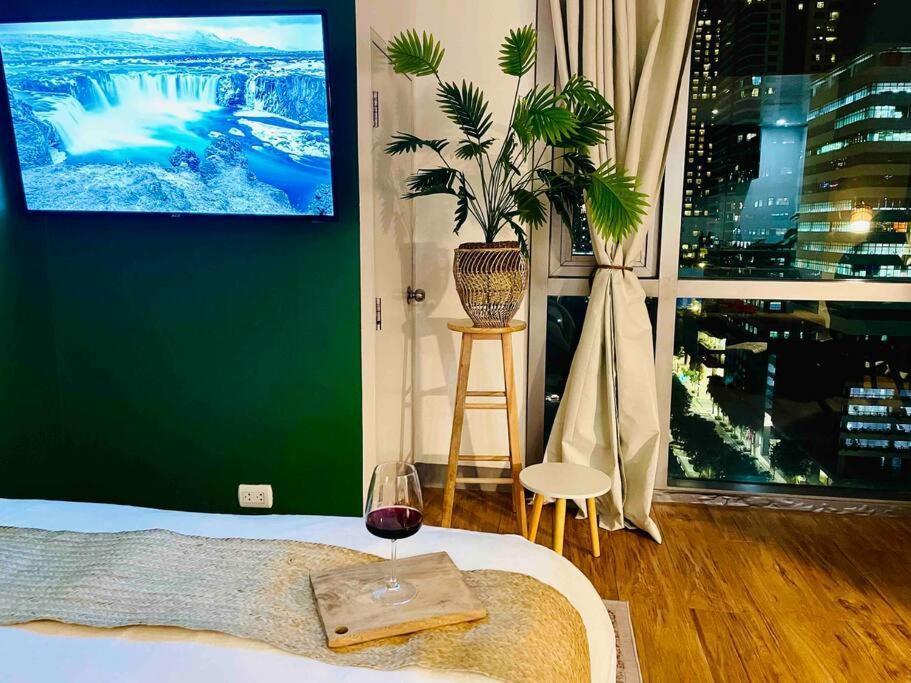 Tarzan In The City! In Avant Bgc Parking With Fee Apartment Manila
