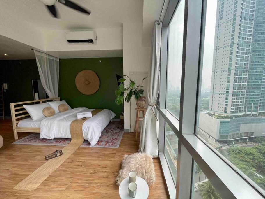 Tarzan In The City! In Avant Bgc Parking With Fee Apartment *