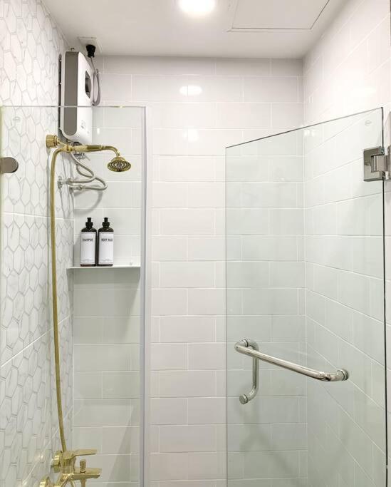Seibu Tower Bgc Tropical With Parking * Manila