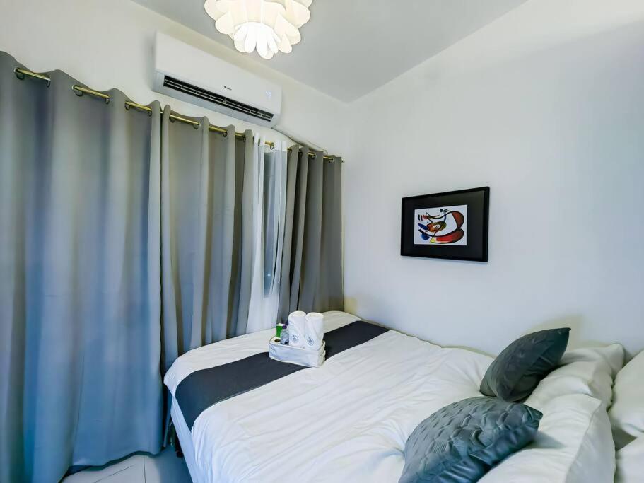 1br Unit Condotel W Balcony Fame Residences -fm09 * Manila