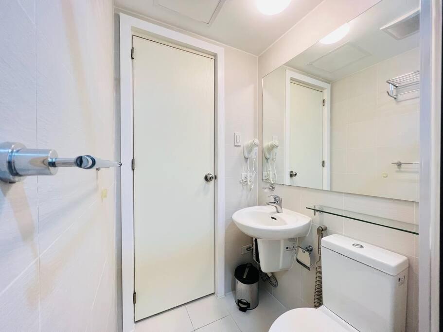 Azure Lovely And Refreshing 1 Bedroom Apartment *