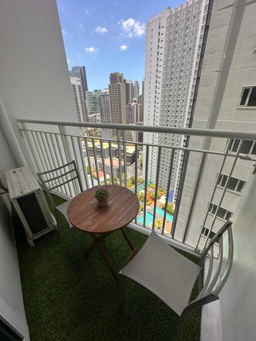 The Brentt Piazza At Sm Jazz Makati With Balcony * Manila
