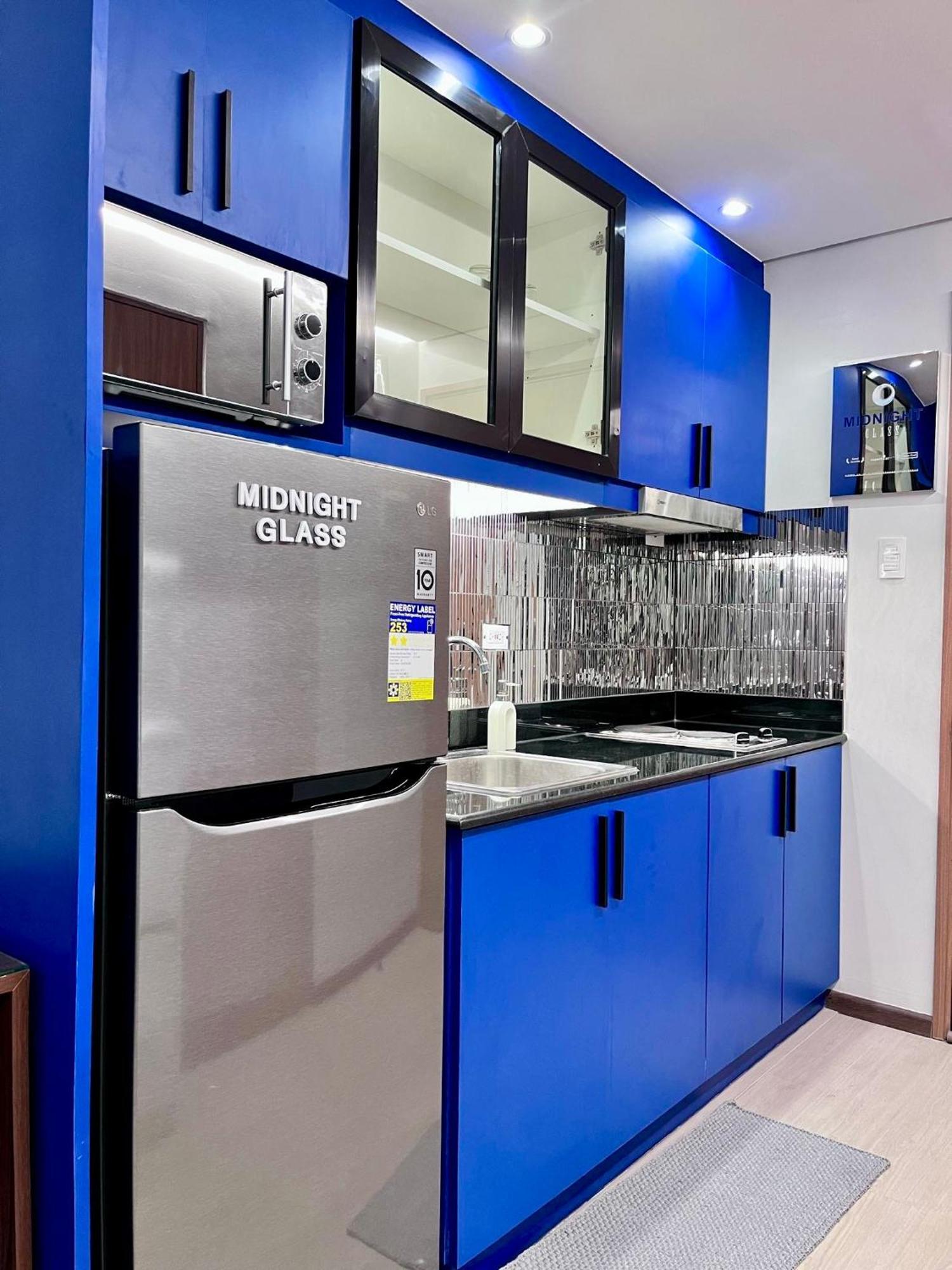 Deluxe Executive Corner Unit In Makati *