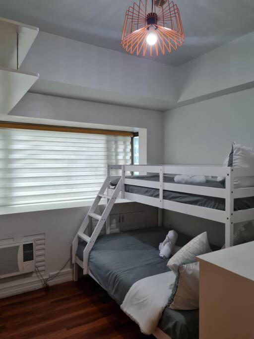 Big 2br Near Burgos Circle, Highstreet, St Lukes - B Parklane T1