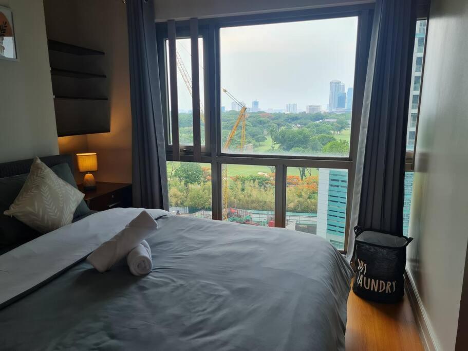 Big 2br Near Burgos Circle, Highstreet, St Lukes - B Parklane T1 Apartment *