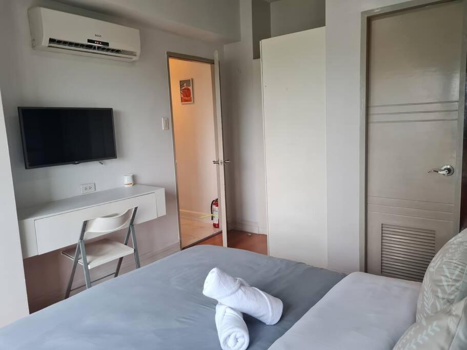 Big 2br Near Burgos Circle, Highstreet, St Lukes - B Parklane T1