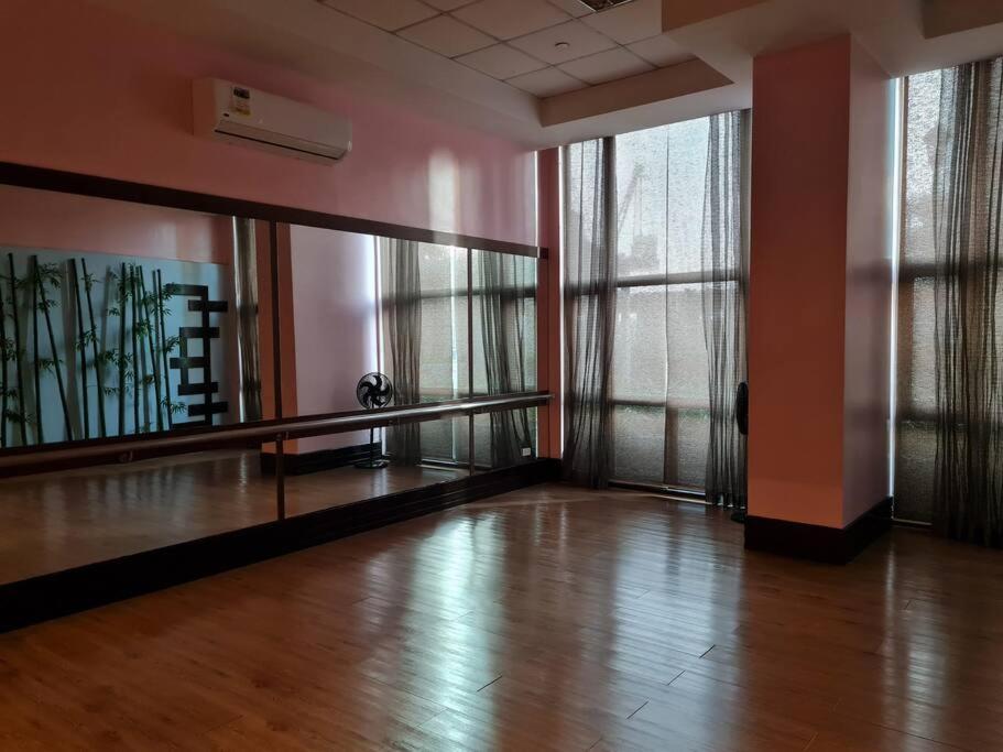 Apartment Big 2br Near Burgos Circle, Highstreet, St Lukes - B Parklane T1