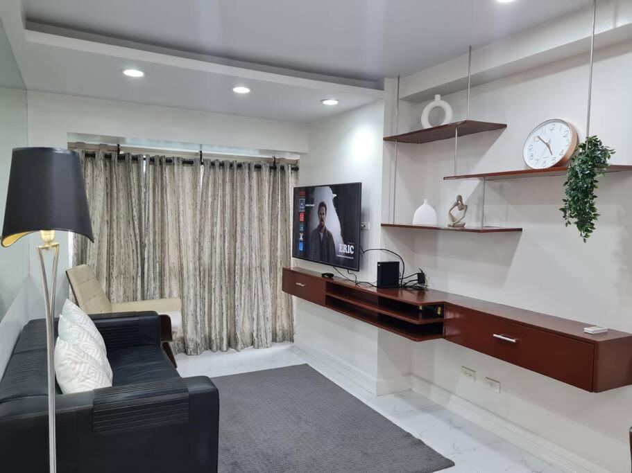 Big 2br Near Burgos Circle, Highstreet, St Lukes - B Parklane T1 Apartment Manila