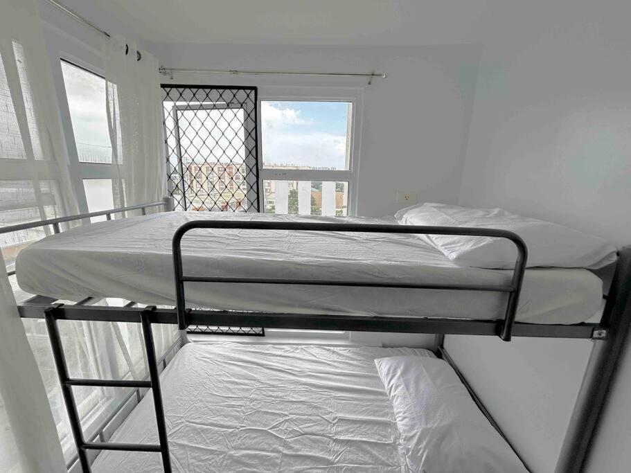Apartment Budget 2 Bedroom With Free Parking Near Naia *