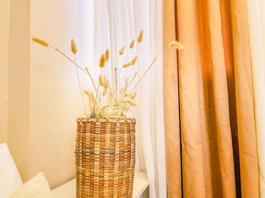 2br With Balcony Free Use Pool, Gym, Bball, Netflix Apartment *