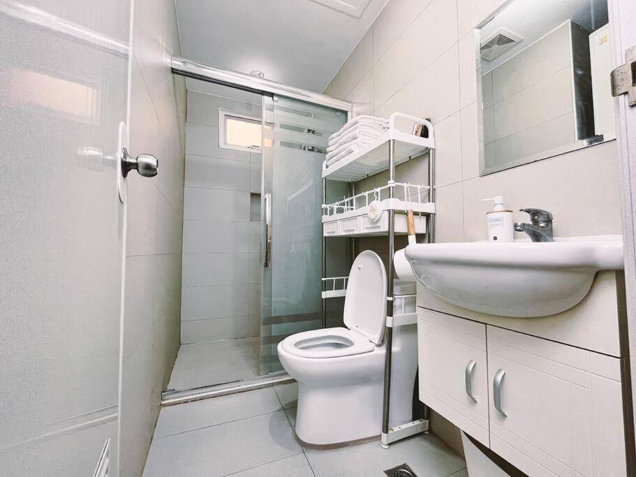 Apartment 2br With Balcony Free Use Pool, Gym, Bball, Netflix *